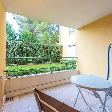 Charmant A Raphael Avec Terrasse 43 M²